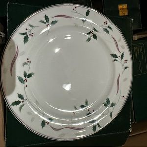 Holiday Splendor by Mikasa set of 4 Salad plates. NIB. 8 1/2” round